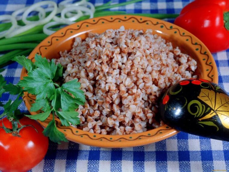 gekochter Buchweizen und Tomaten zur Gewichtsreduktion