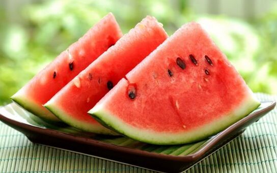 Bei einer Wassermelonendiät müssen Sie mehrere Kilogramm Beeren pro Tag zu sich nehmen. 