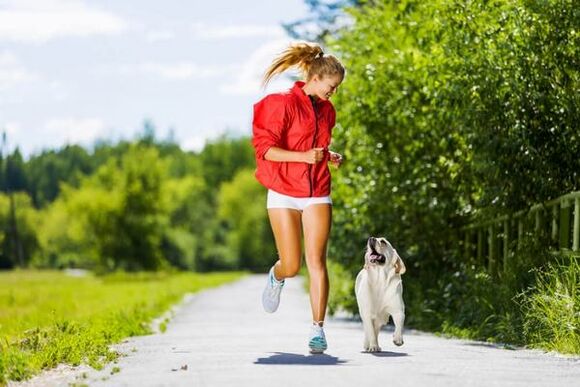 Es wird empfohlen, eine Reihe von Übungen zum Abnehmen mit einem Lauf im Park zu beginnen. 