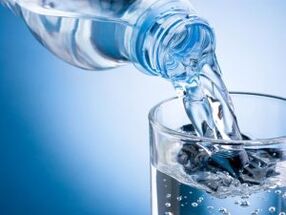Wenn Sie an Gicht leiden, müssen Sie die Trinkwassermenge erhöhen. 